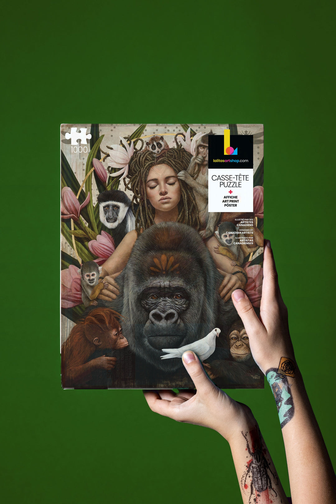 Mains tenant la boîte du casse-tête « Primates » de 1000 pièces, présentant une illustration détaillée de divers primates et une figure sereine.