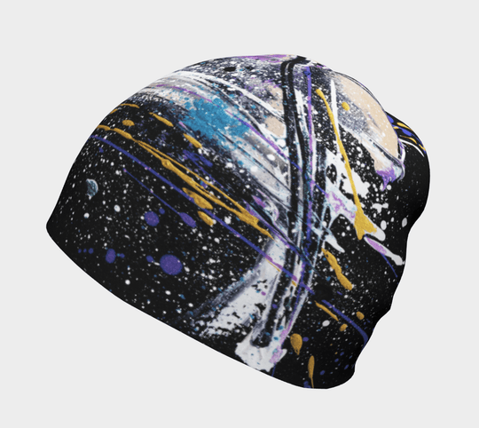 Gros plan de la tuque Abracadabra, mettant en valeur son imprimé artistique abstrait aux teintes noires, blanches et mauves.