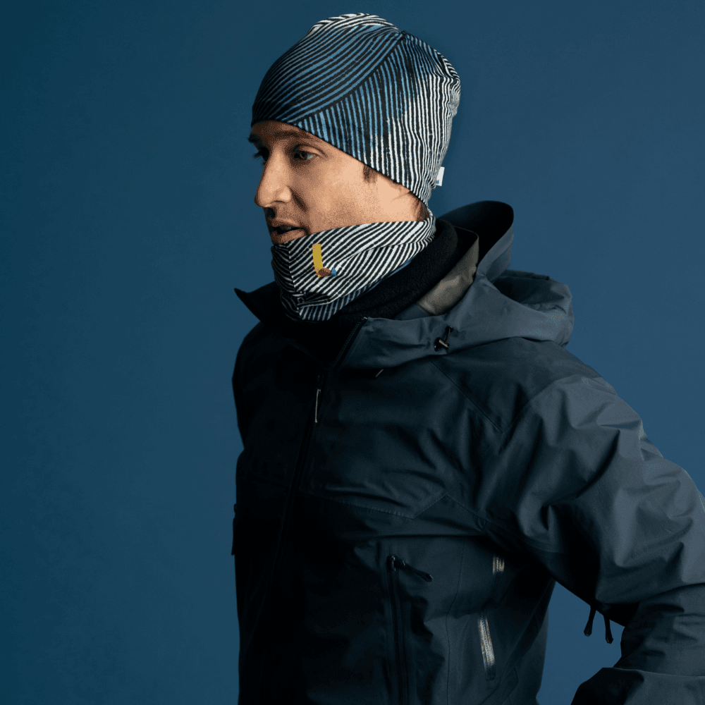 Mannequin portant le cache-cou multifonctionnel Lignes abstraites comme cache-cou sous une veste d'hiver.