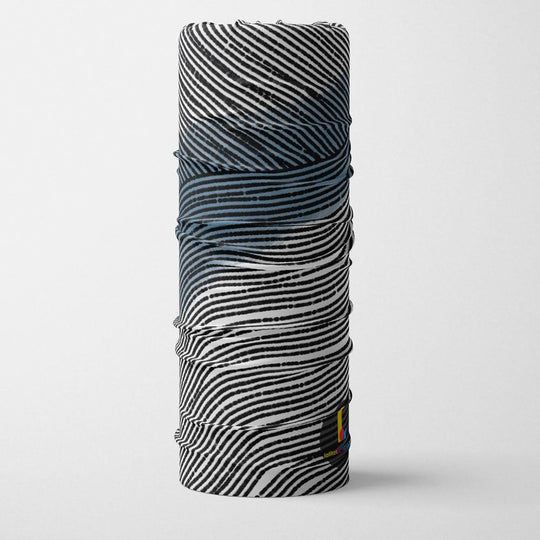 Cache-cou multifonctionnel Lignes abstraites plié serré affichant le motif ondulé noir, blanc et bleu.