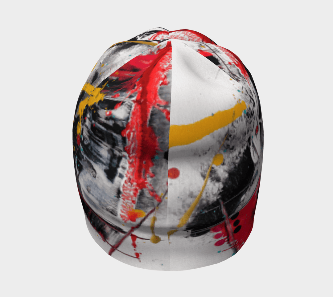 Une tuque arborant un motif abstrait vibrant avec des éléments noirs, blancs, rouges et jaunes.