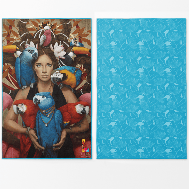 La serviette de plage XL Blu de Lalita's Art Shop, illustrée par Sophie Wilkins avec une femme qui porte des oiseaux tropicaux sur ses bras et qui exalte un air de tropiques et de vacances. Réversible et multi-usage, voilà la serviette idéale pour votre prochaine sortie à la plage.