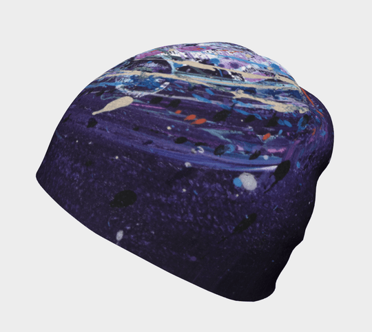Une tuque présentant un motif artistique abstrait dynamique avec des accents violets, bleus et roses.