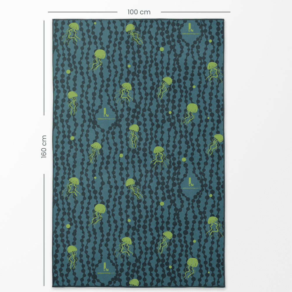 Dimensions de la serviette artistique XL montrées : 100 cm de largeur et 160 cm de hauteur, présentant le motif de méduse bleu foncé.
