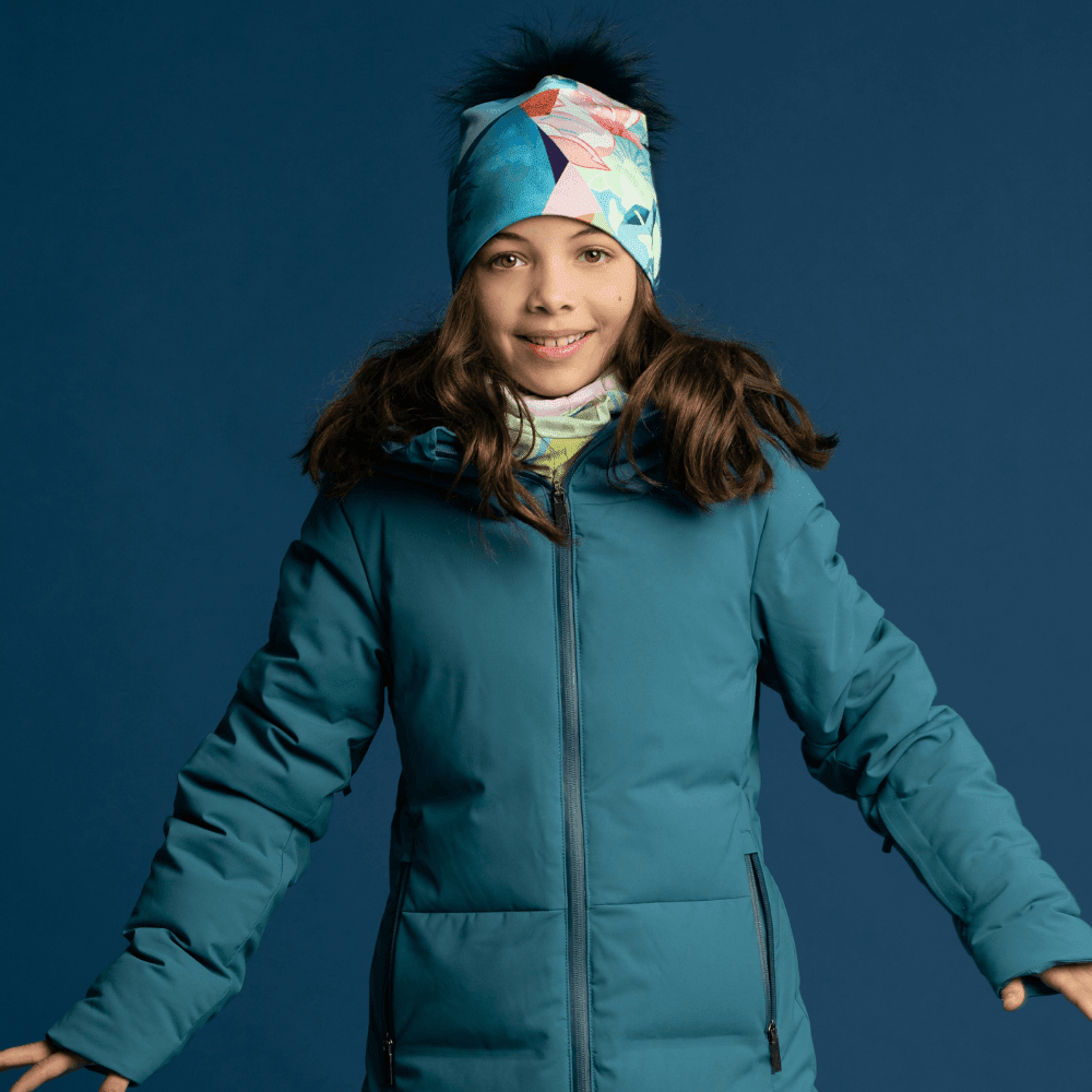 Jeune fille portant une tuque et un cache-cou assortis, habillée d&