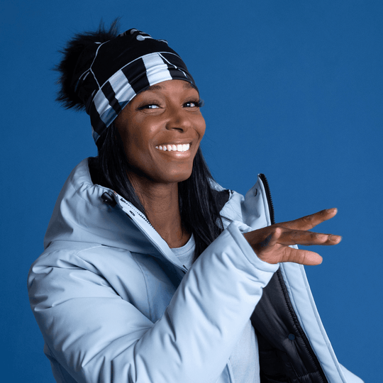 Femme portant la tuque à motif géométrique noir et gris et un manteau d&