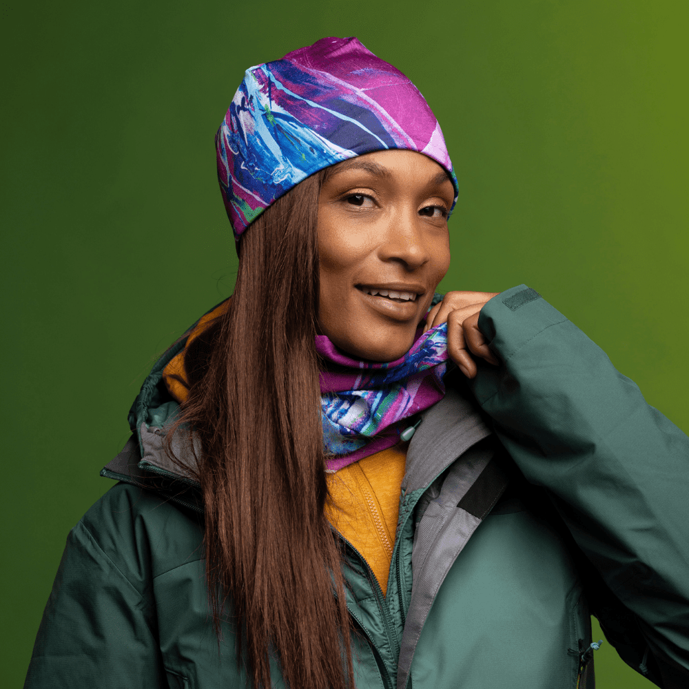 Femme portant la Tuque Espoir et son cache-cou assorti avec une veste d'hiver verte.