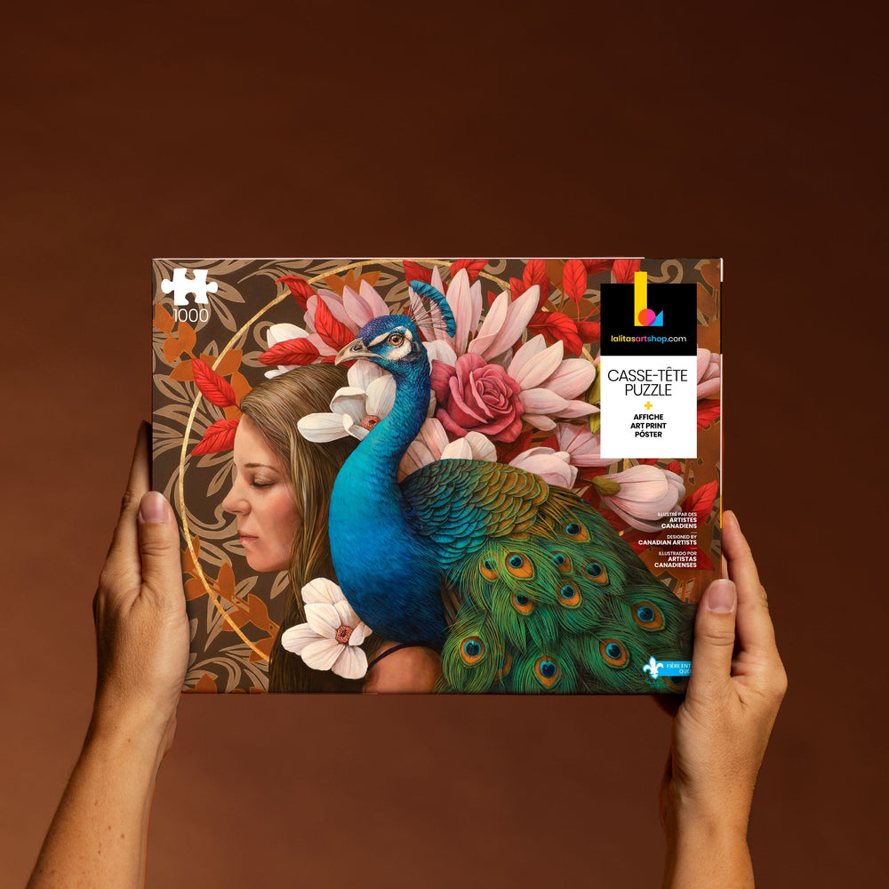 Mains tenant la boîte du casse-tête artistique « Le Paon » de 1000 pièces, affichant l'œuvre détaillée.