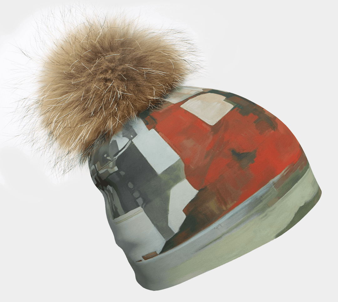 Tuque Lachine avec un grand pompon moelleux en fourrure naturelle sur fond blanc.
