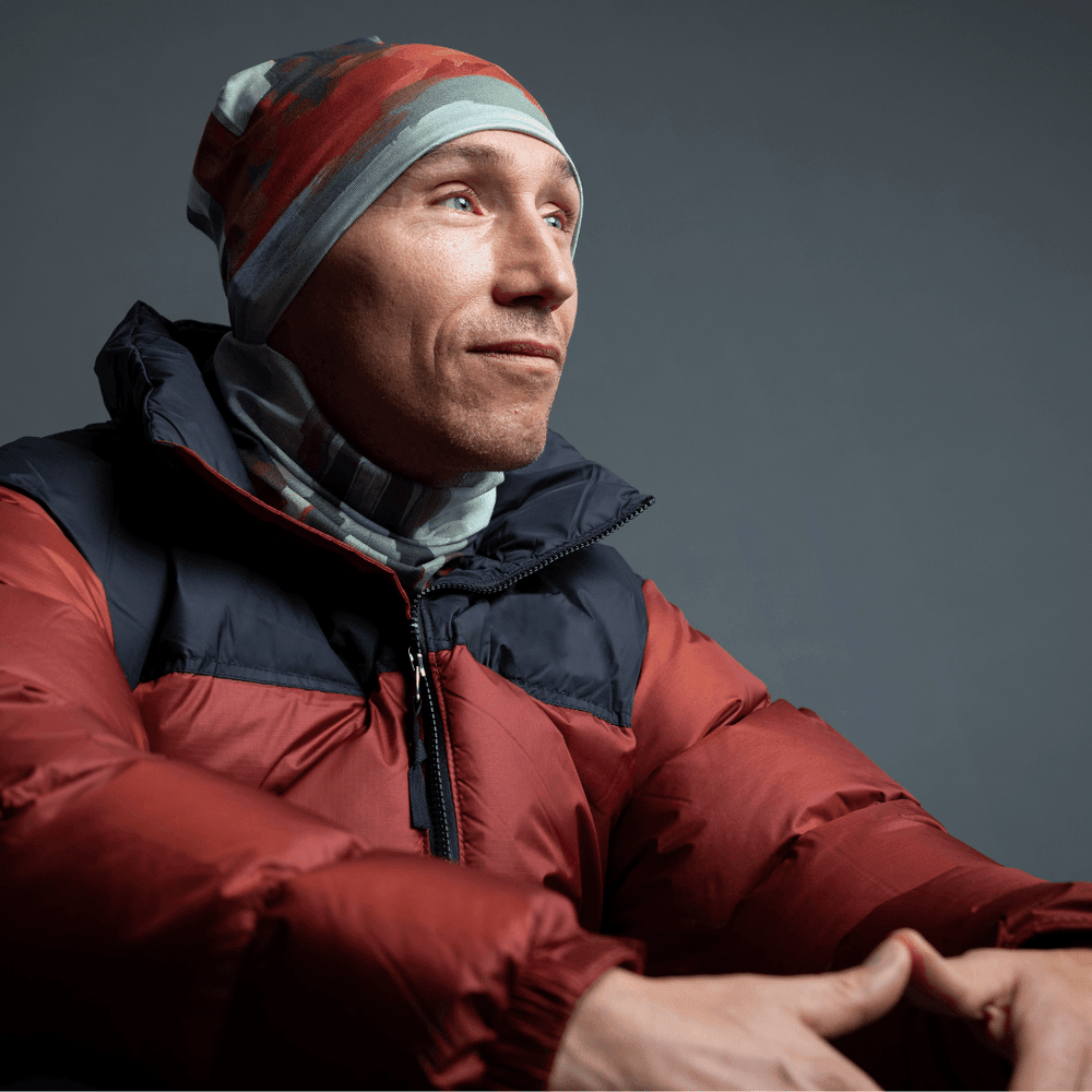 Homme portant une tuque Lachine Sports et un cache-cou assorti avec une veste rouge bouffante