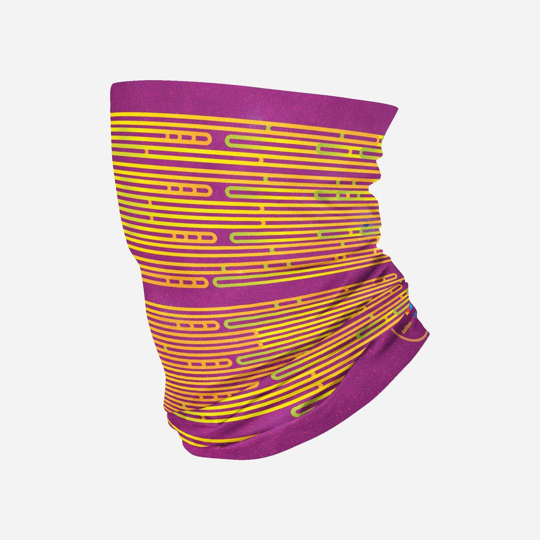 Tube multifonctionnel Magenta plié avec des rayures horizontales jaunes et vertes sur fond violet, présentant une texture mouchetée.