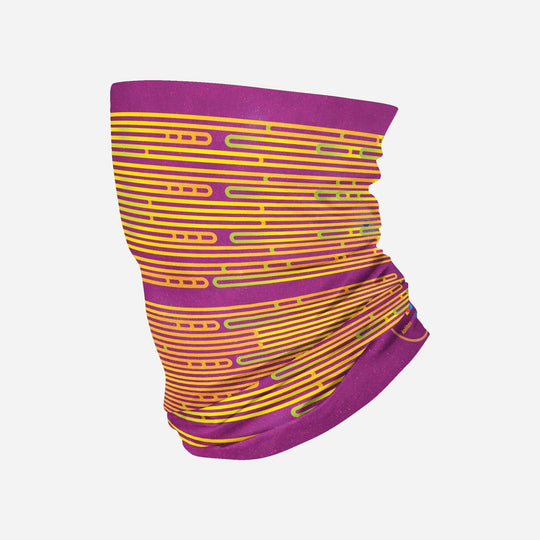 Tube multifonctionnel Magenta plié avec des rayures horizontales jaunes et vertes sur fond violet, présentant une texture mouchetée.