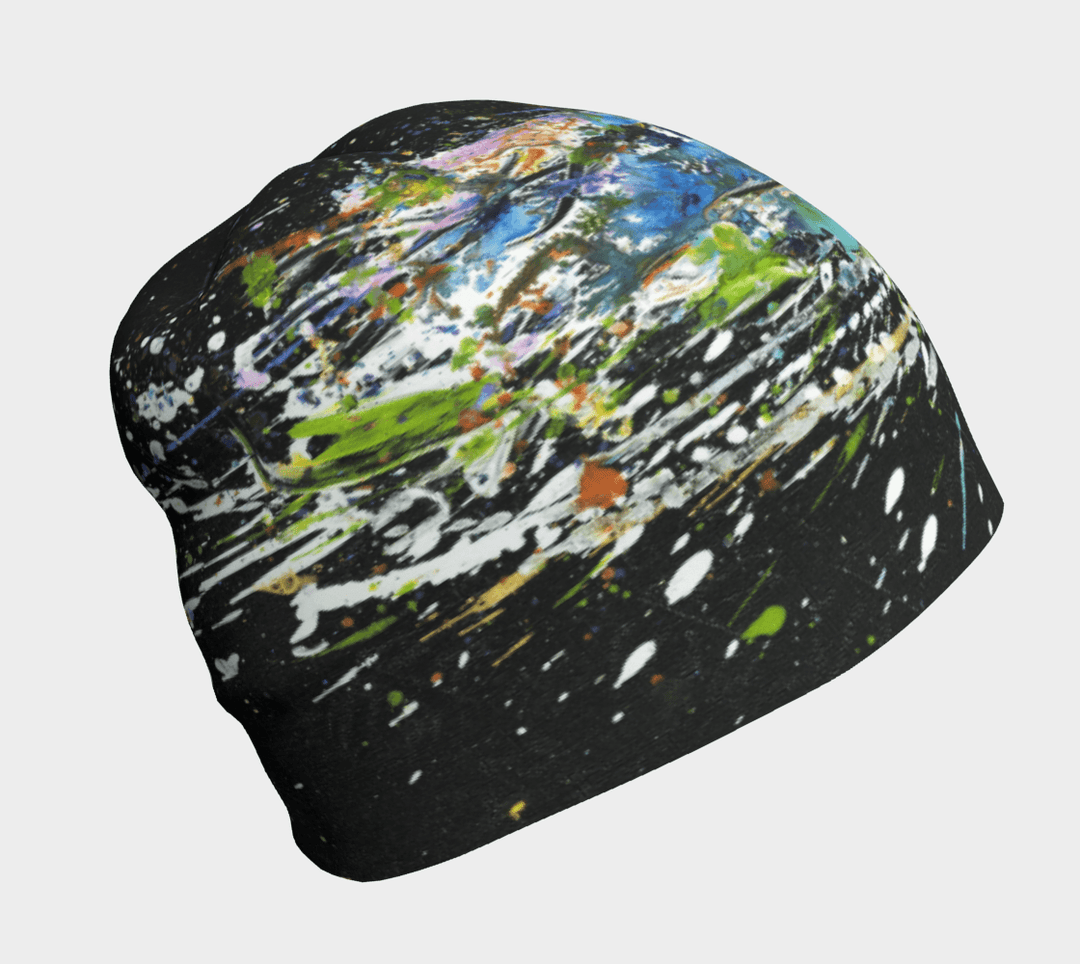 Une tuque noire avec un design coloré abstrait de éclaboussures de peinture.