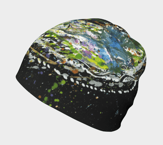 Une tuque noire avec un design abstrait abstrait et coloré, vue de côté.