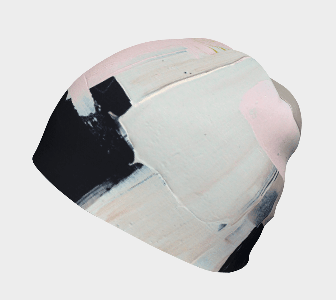 Vue en angle de la tuque matelassé moderne révélant des détails de peinture abstraite rose et noire.
