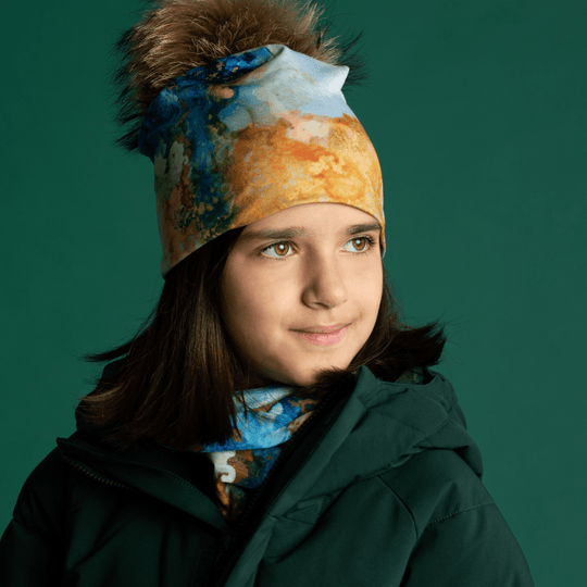 Une jeune fille portant un manteau d&