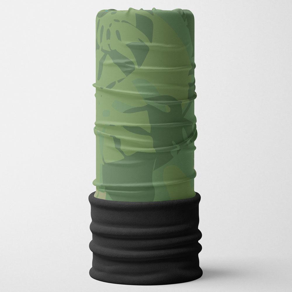 Un tube multifonctionnel au motif camouflage vert avec une moitié inférieure côtelée noire, debout.