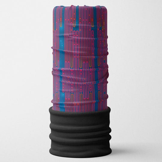 Un cache-cou tubulaire rayé bleu et rouge avec un bas côtelé noir sur fond blanc.
