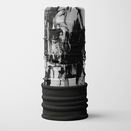 Un accessoire tubulaire haut et droit avec un motif abstrait marbré noir et blanc et un bas en polaire noire.