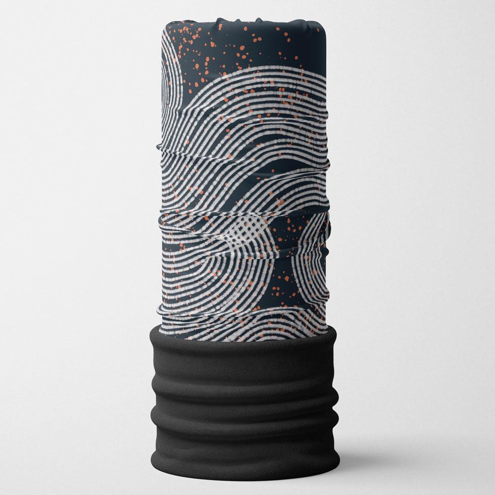 Tube multifonctionnel POLAR Dark Steel enroulé sur fond bleu marine foncé, motif abstrait de lignes ondulées blanches et oranges.