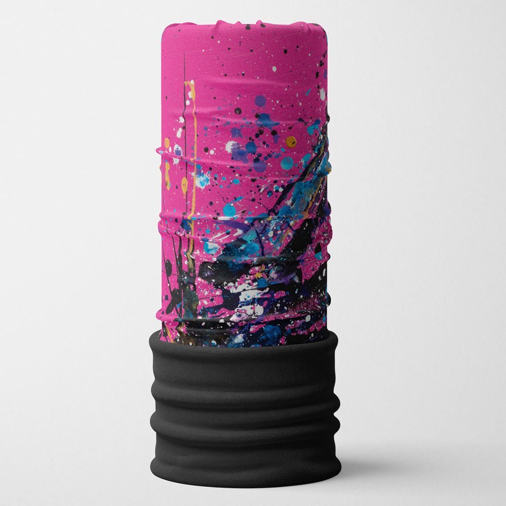 Motif abstrait éclaboussé de peinture rose, bleue et noire sur un tube à fond noir.