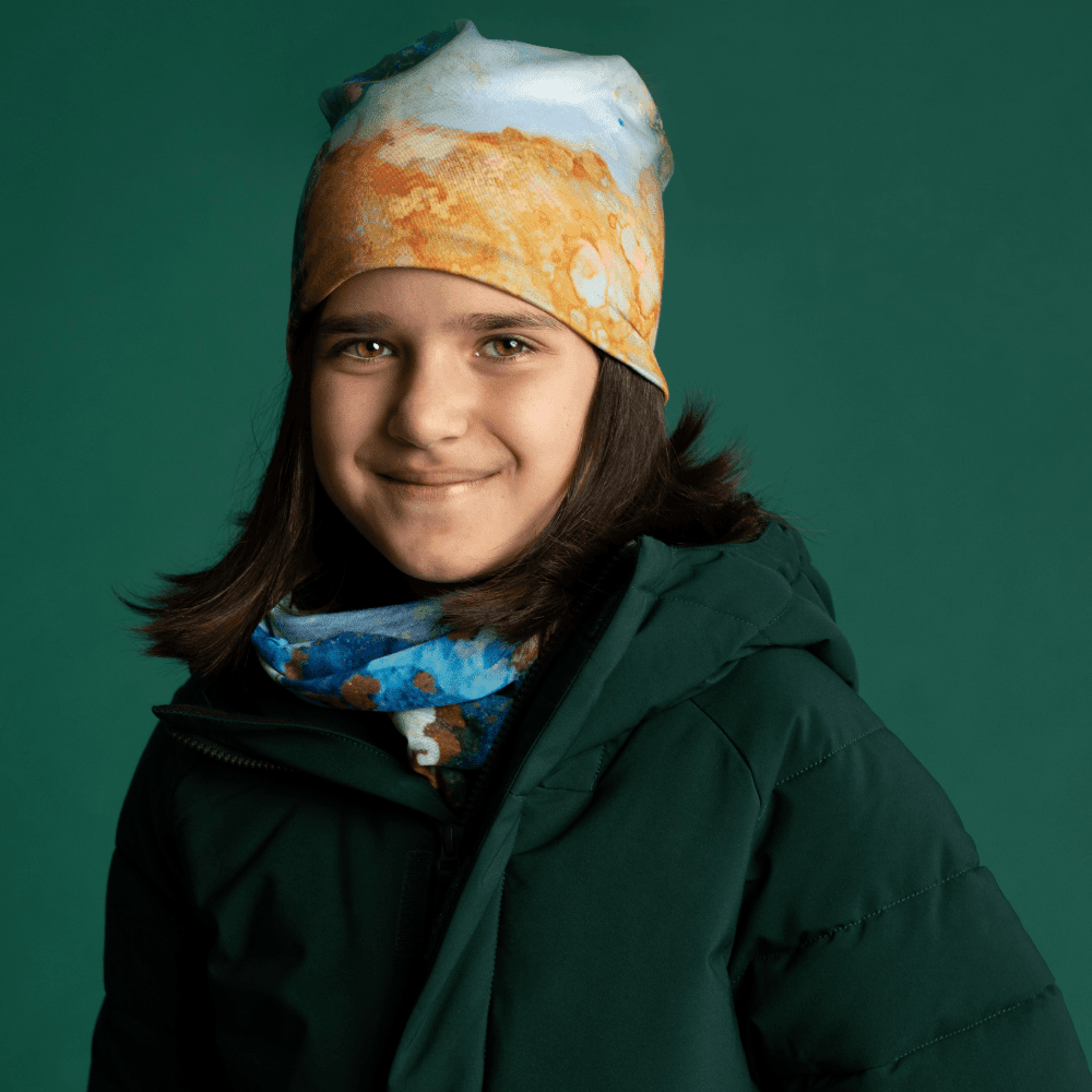 Une jeune fille portant une veste d&