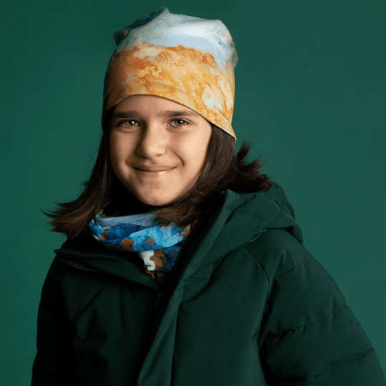 Une jeune fille portant une veste d&