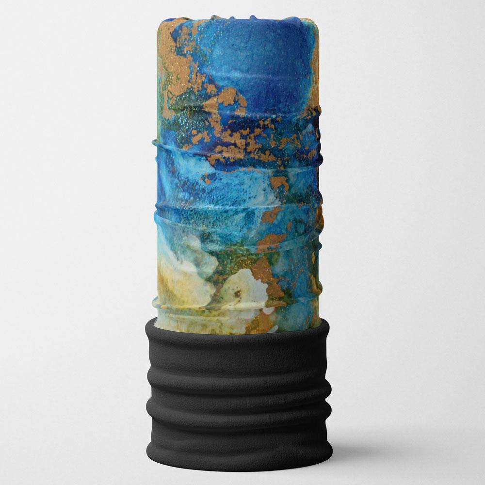 Un tube multifonctionnel POLAR Motif marbré océanique présentant un marbrage abstrait bleu, vert et doré sur fond blanc.