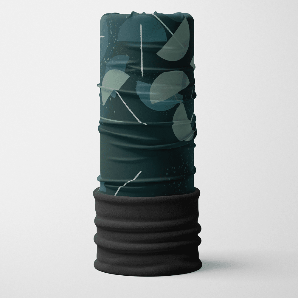 Tube de cou replié, à motif abstrait bleu sarcelle foncé et gris, avec une bande de molleton noire en bas, dressé sur fond blanc.