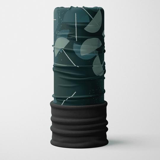 Tube de cou replié, à motif abstrait bleu sarcelle foncé et gris, avec une bande de molleton noire en bas, dressé sur fond blanc.