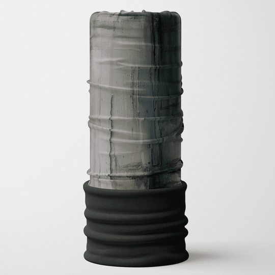Un tube de cou multifonctionnel cylindrique haut avec une bande inférieure noire texturée et un imprimé abstrait gris et noir ressemblant à du béton ou de la pierre sur la partie supérieure.