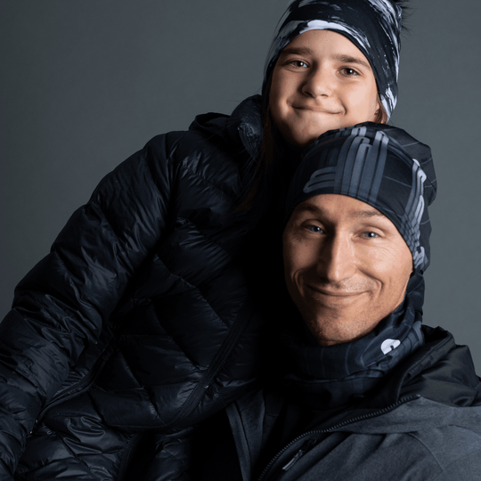 Homme et enfant portant des tuques Radio City assorties et des manteaux d&