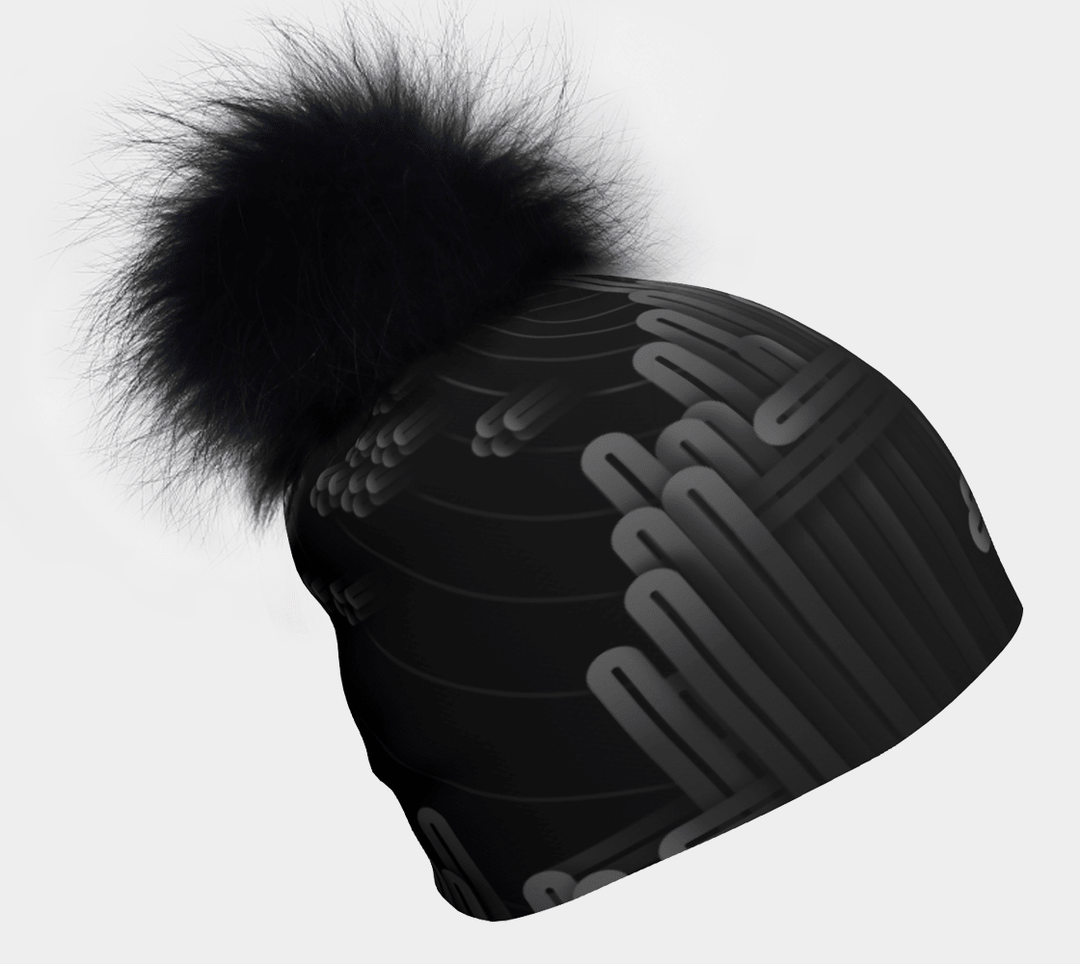 Tuque Radio City noire avec un gros pompon noir moelleux détachable sur fond blanc.