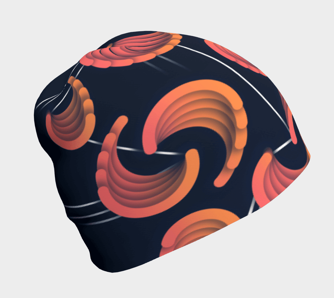Vue de face d'une tuque bleu marine avec des motifs abstraits tourbillonnants orange et rose et de fines lignes blanches.
