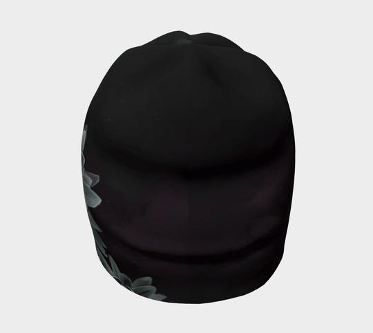 Tuque noire avec un motif stylisé de fleur de succulente sur le côté, vue de face.