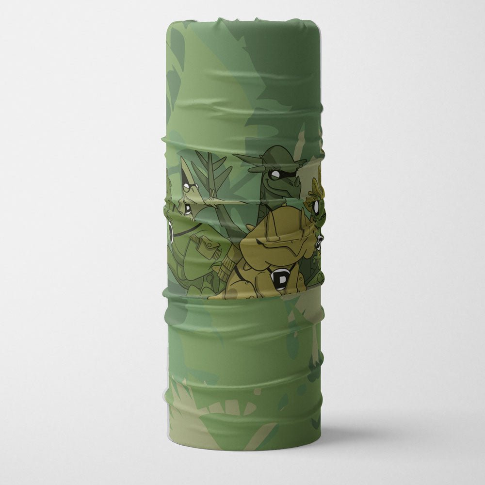 Tube multifonctionnel vert affichant divers dinosaures de style dessin animé dans un motif camouflage, isolé sur fond blanc.