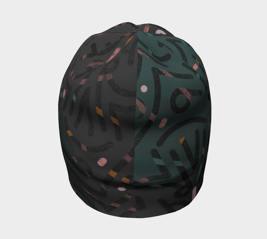 Tuque grise avec un design abstrait divisé sur fond sombre, ornée d&