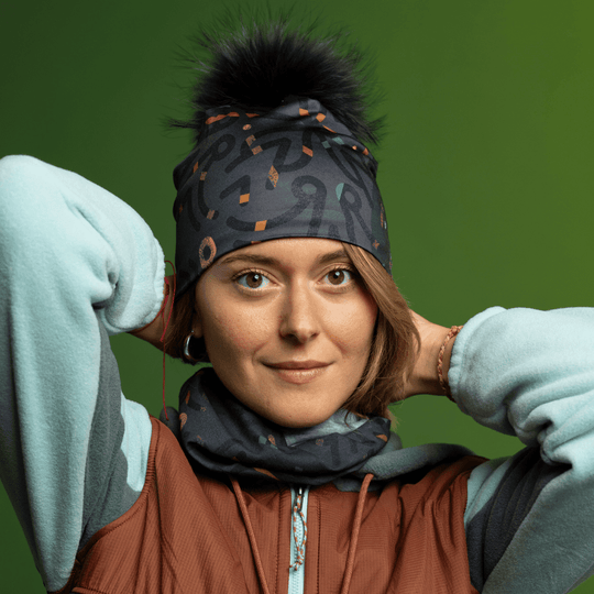 Femme portant une tuque et le Tube multifonctionnel Symetrick Gris en cache-cou.