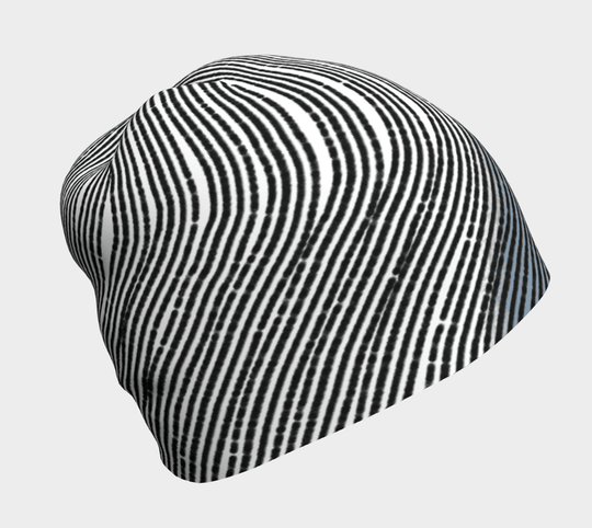 Une tuque blanche et noire à rayures abstraites vue de côté.